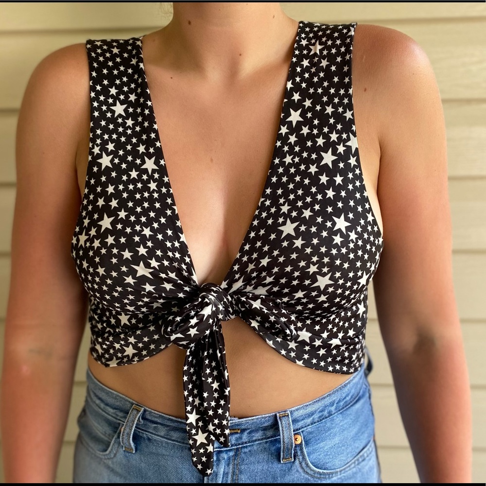 MISSGUIDED - Black and White Star Crop Top